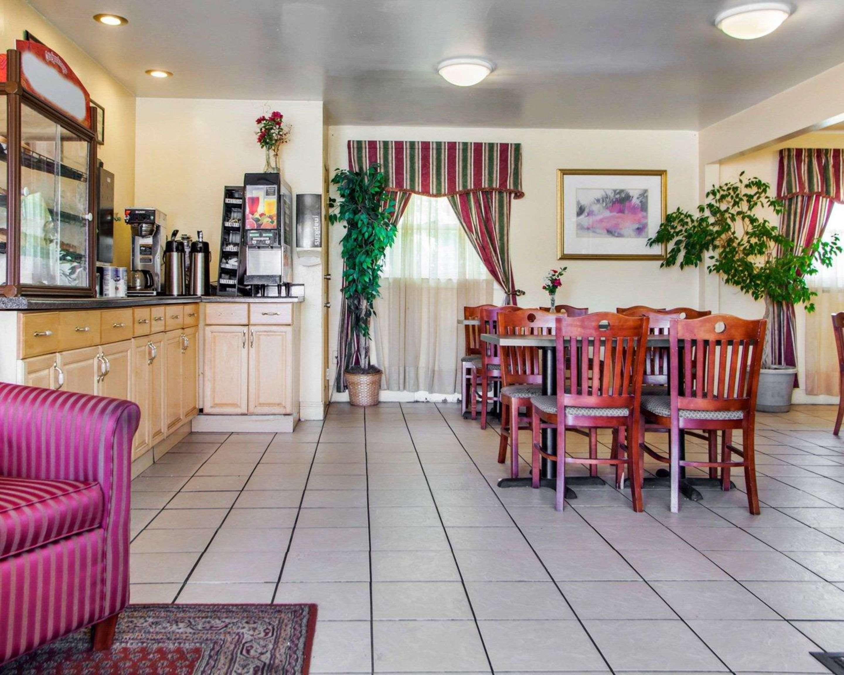 Econo Lodge Съмърс Пойнт Екстериор снимка